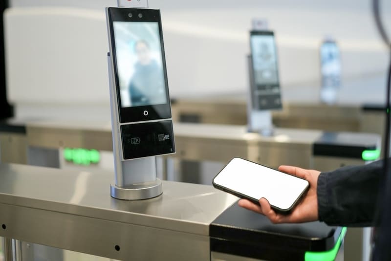 Anh ta kiểm soát việc ra vào