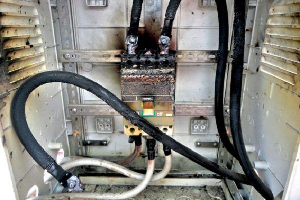 Cách xử lý nhanh khi cầu dao bị cháy Nguyễn-nhạn-aptomat-bi-chay