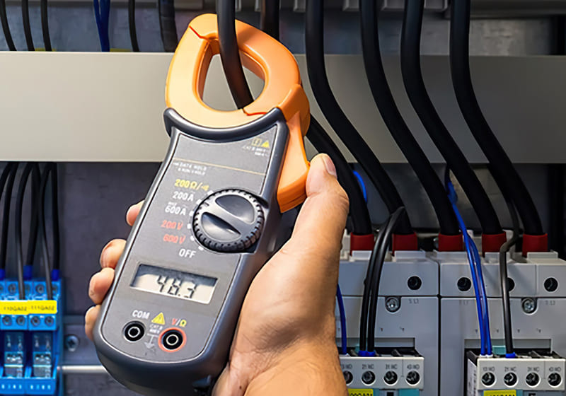 Kiểm tra cầu dao bằng ampe kim