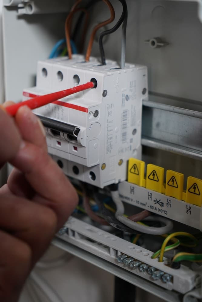 Hướng dẫn xử lý nhanh lỗi không nâng được aptomat không thể cài đặt aptomat