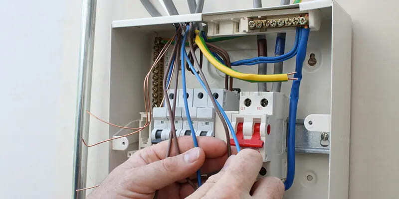 Làm thế nào để khởi động một aptomat