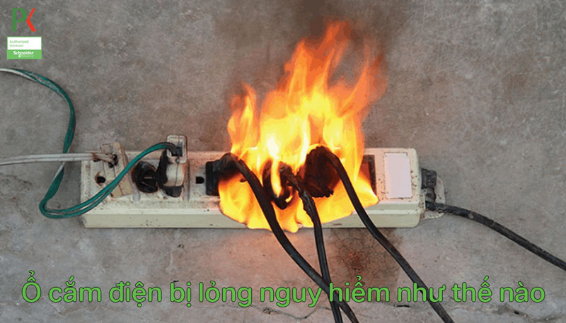 Ổ cắm điện lỏng lẻo rất nguy hiểm, nguy cơ dẫn đến cháy nổ rất cao