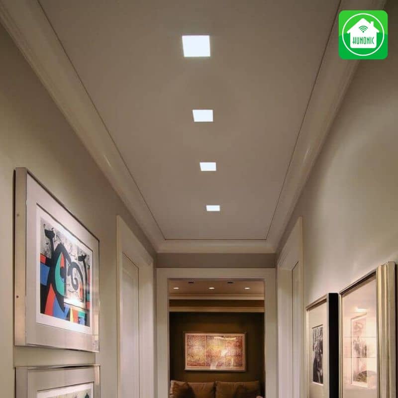 Đèn cảm ứng ở hành lang tôn lên vẻ đẹp sang trọng cho cả ngôi nhà