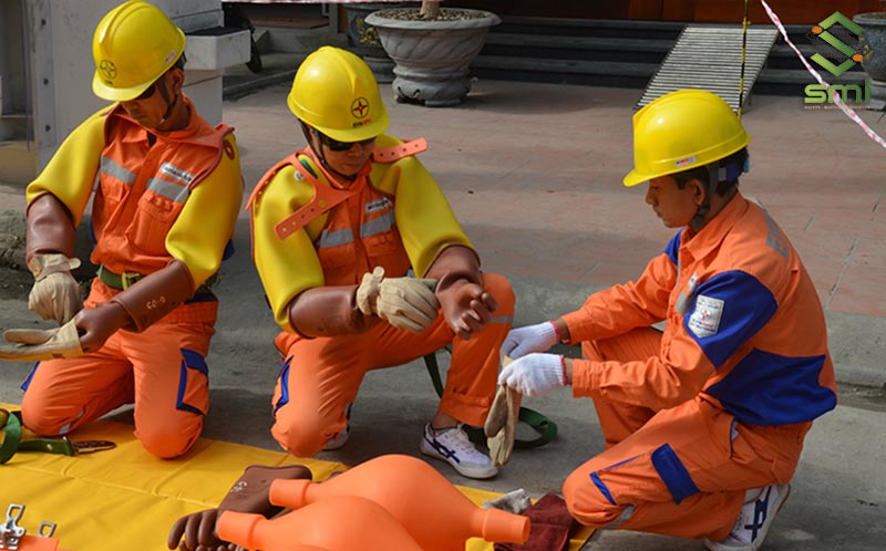 page-bi-day-du-do-bao-ho-khi-sua-chua-dien