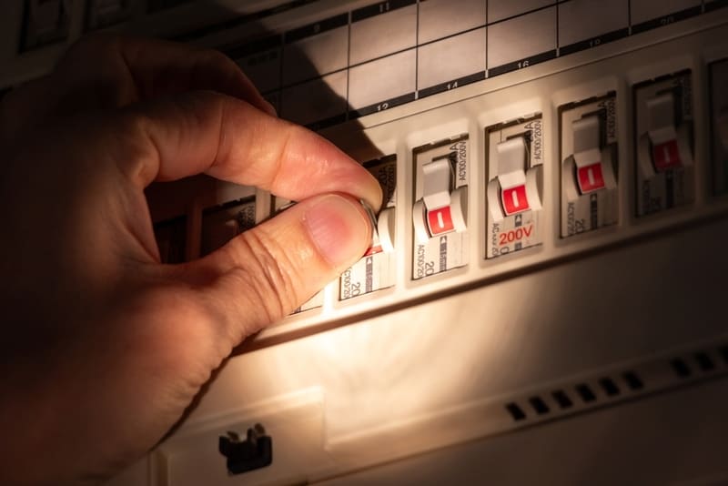 Aptomat bị nhảy: Tìm nguyên nhân và khắc phục aptomat-return-ve-dem