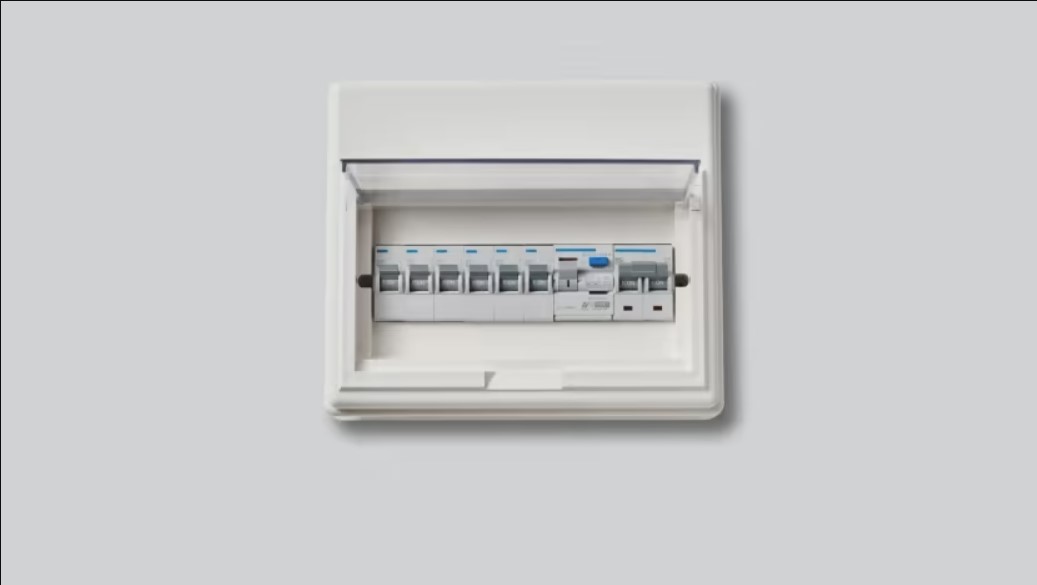 anh ấy thường lắp đặt aptomat