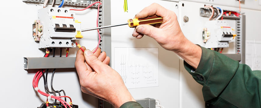 Aptomat chạy vào đêm khuya