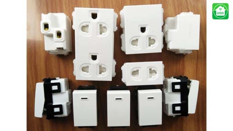 Switch có lớp vỏ ngoài làm bằng vật liệu cách điện giúp bảo vệ các linh kiện bên trong