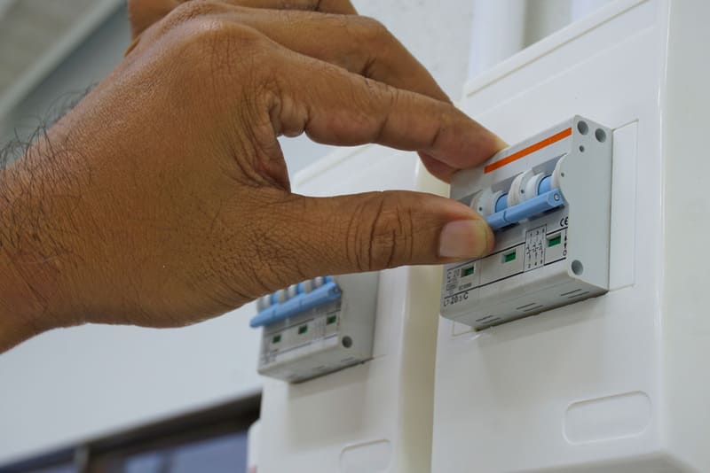 Máy cắt 3 pha: Nguyên lý làm việc, phân loại và ứng dụng cb aptomat 3 pha