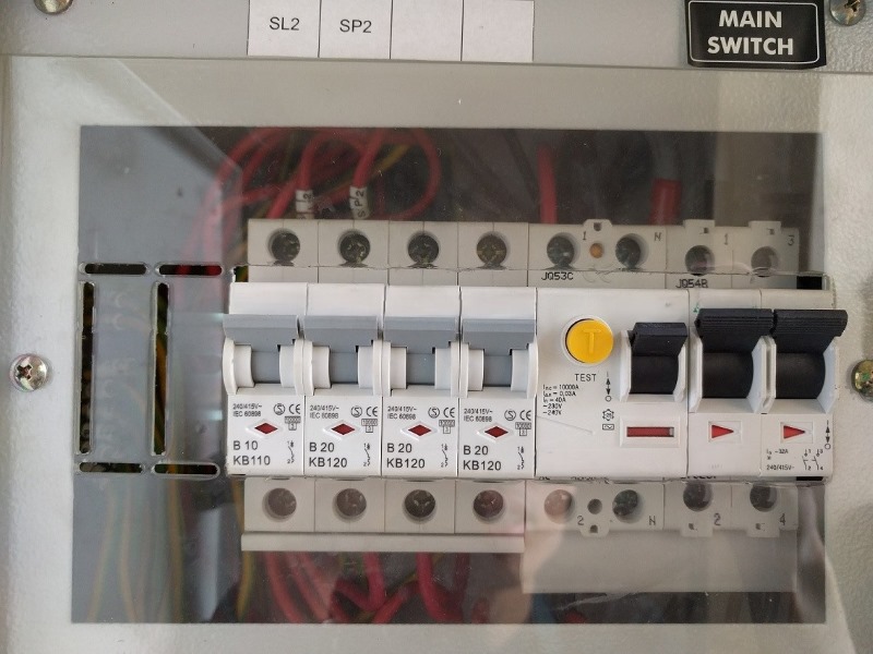 aptomat không bật được 1