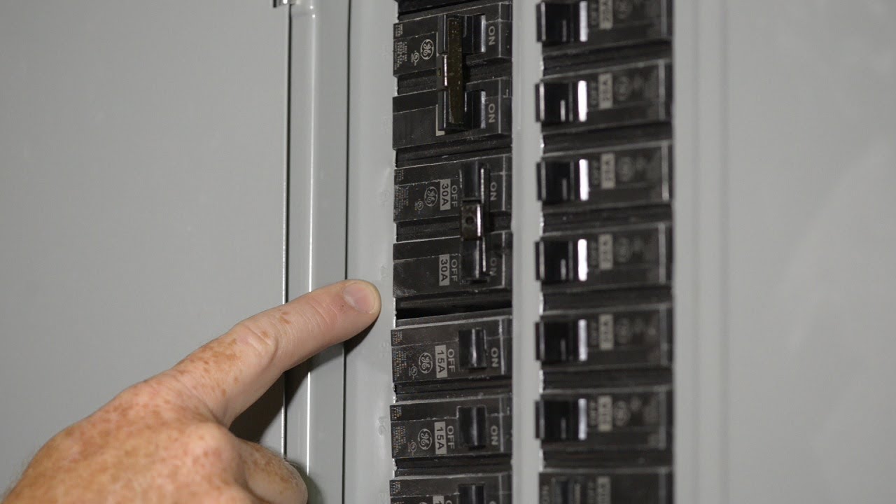 Aptomat chạy vào đêm khuya