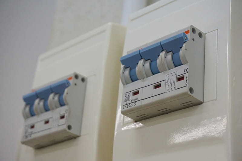 Máy cắt 3 pha: Nguyên lý làm việc, phân loại và ứng dụng cb aptomat 3 pha