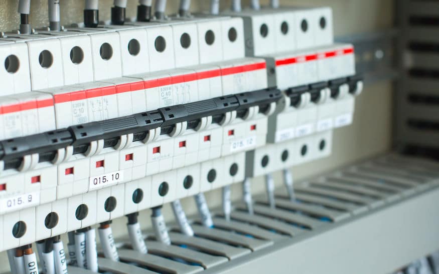 anh ấy thường lắp đặt aptomat