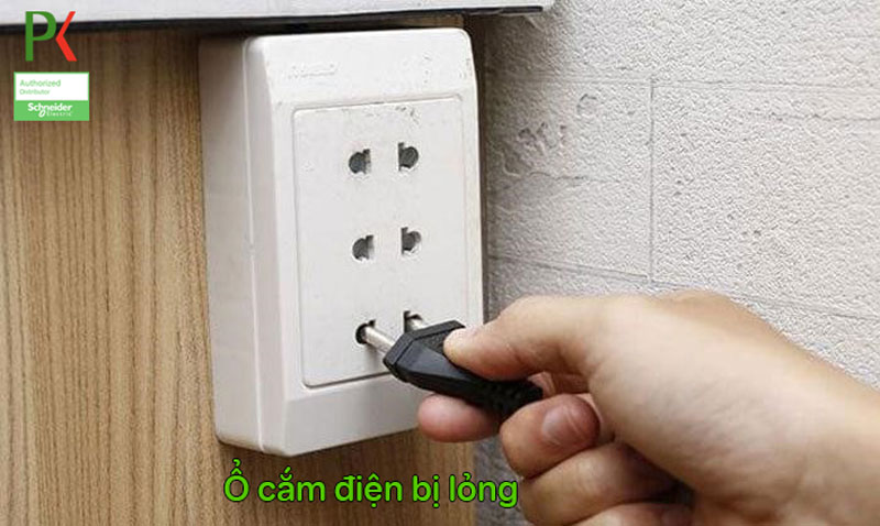 Ổ cắm điện bị lỏng khi sử dụng lâu