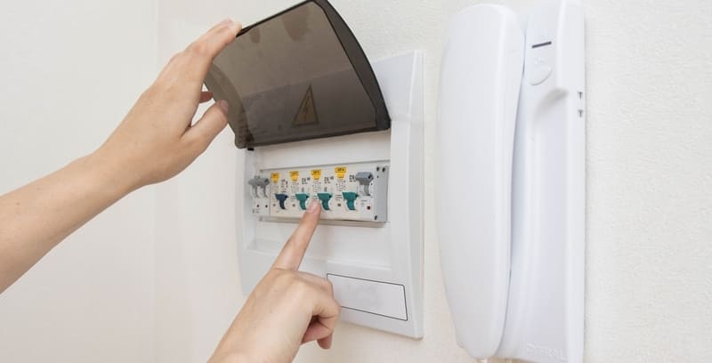 Hướng dẫn cách xử lý khi cầu dao phát ra tiếng ồn aptomat kếu tái lại