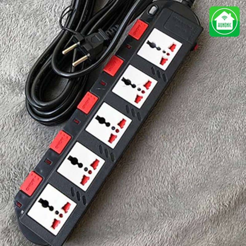 Ổ cắm 3 lỗ được trang bị 3 chân nằm cạnh nhau theo hình tam giác