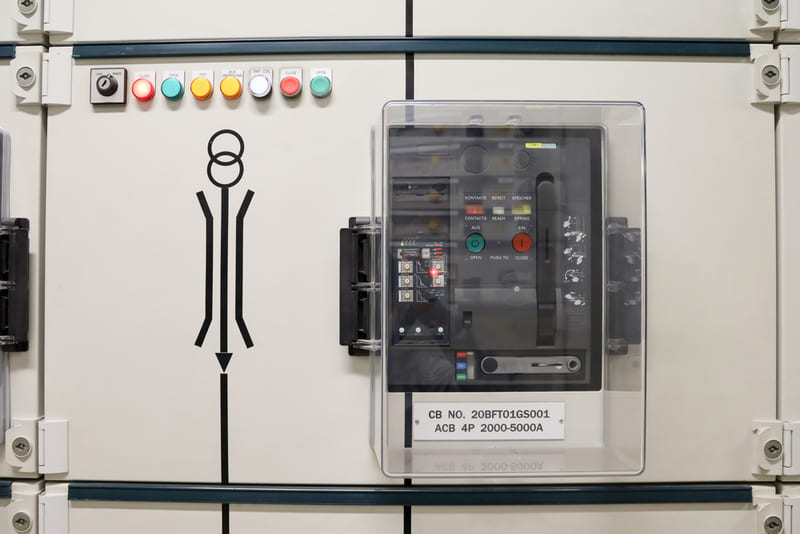 So sánh ACB và MCCB: Điểm tương đồng và khác biệt acb là gì?