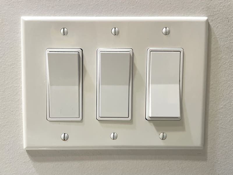 So sánh toàn diện các bộ ngắt mạch và công tắc cong-tac-dien-la-gi